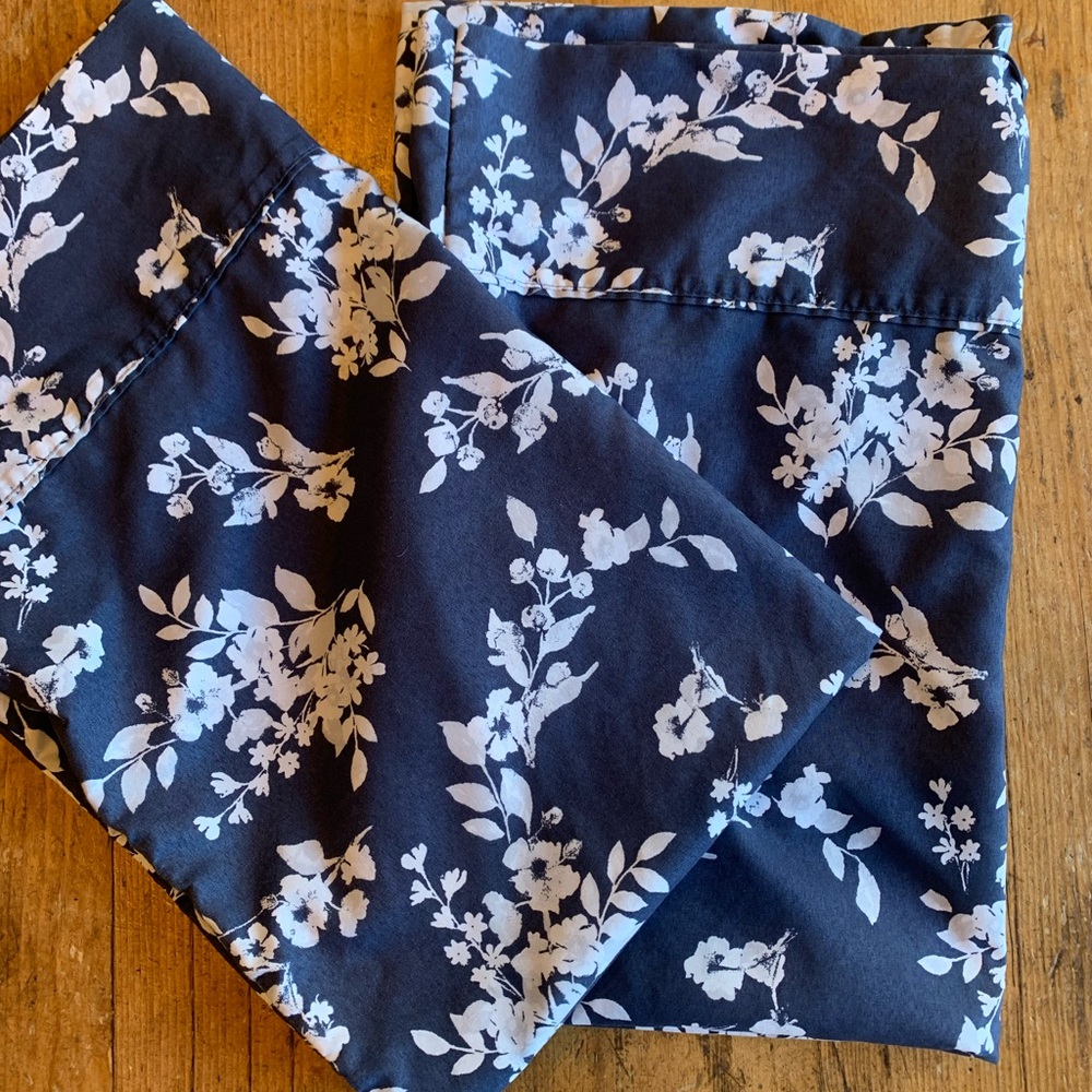 Charisma Navy and White Floral Sheet Set Label